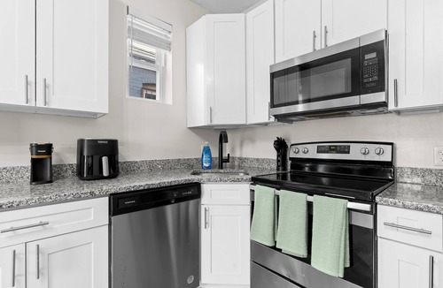 Le Droit Park Bed & Breakfast | Spacious Renovated 3BR/2BA Sleeps 6 + Parking