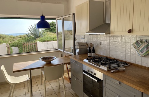 Lido dei Pini Cottage | Spacious villa on the beach "pieds dans l'eau" a few kilometers from Rome