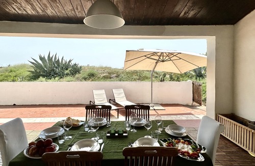 Lido dei Pini Cottage | Spacious villa on the beach "pieds dans l'eau" a few kilometers from Rome