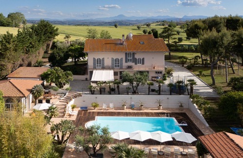 Ostra Villa | Spacious villa with pool and tennis court, just 15 minutes from the sea
