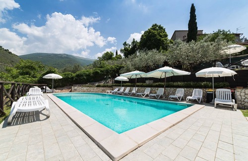 Bovara House | Spaziosa Casa con Piscina a 20 Minuti di Auto dal Centro Storico di Assisi