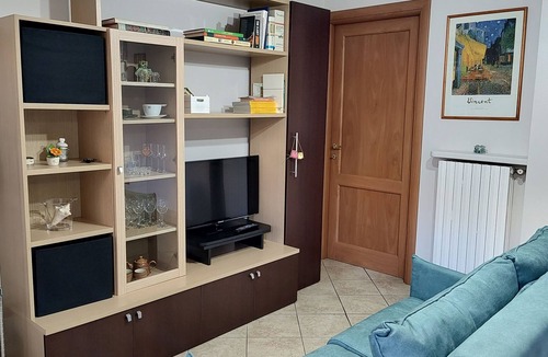 Roreto Apartment | Spazioso Bilocale con Ampio Terrazzo, in Zona Tranquilla Vicino al Centro