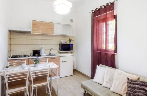 Gizzeria Apartment | Spend a relaxing vacation in this charming vacation apartment very close to the beach.