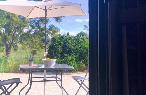 Gizzeria Apartment | Spend a relaxing vacation in this charming vacation apartment very close to the beach.
