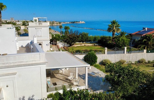 Trani Villa | Splendid restored antique villa 150 meters from the sea. Three rooms