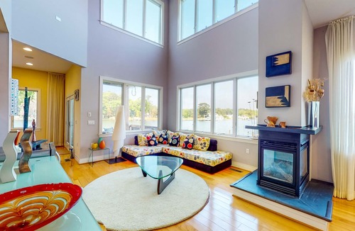 Unionville House | Sprawling Waterfront Home, Dock & In-Home Theatre