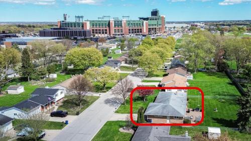 Ashwaubenon House | Stadium District Resch 3 BR Sleeps 8