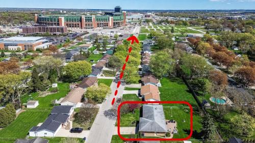 Ashwaubenon House | Stadium District Resch 3 BR Sleeps 8