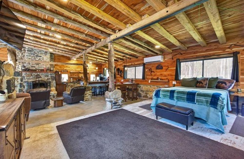 Crossville House | Stagecoach Saloon Riverside cabin with stone pizza oven