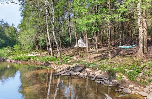 Crossville House | Stagecoach Saloon Riverside cabin with stone pizza oven
