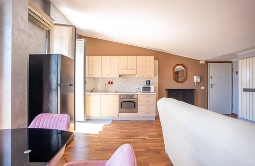 Pineta Apartment | Station Court & University Bright Apartment