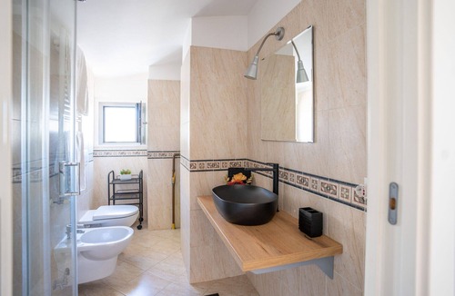 Pineta Apartment | Station Court & University Bright Apartment