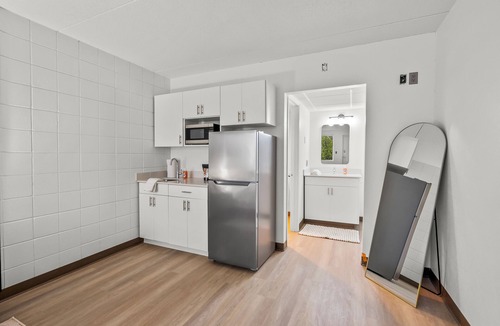 Cedar Falls Apartment | Stay Downtown Free Gated Parking Renovated Studio! 515