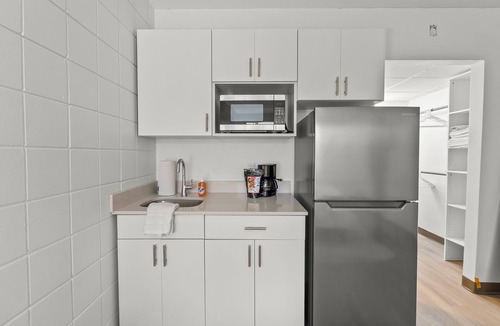 Cedar Falls Apartment | Stay Downtown Free Gated Parking Renovated Studio! 515