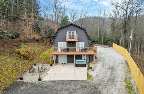 Sugar Grove House | Stay Play Relax | Pickleball Hot Tub Sauna