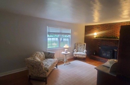 Prosperity House | Step back into the 50's in this charming house in delightful Washington PA