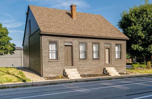 Lockerbie Square Apartment | Studio 500: Downtown Gem + Free Parking & Pets OK!