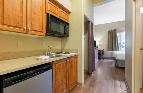 Findlay Apartment | Studio 6 Findlay| Cozy Queen Suite, Nsmk |Kitchen