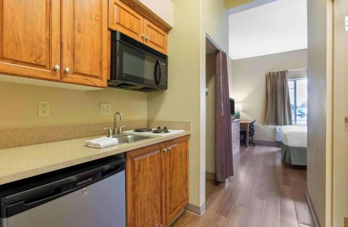 Findlay Apartment | Studio 6 Findlay|Premium King Mobility, Tub, Nsmk| Kitchen