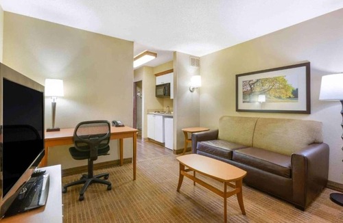 Findlay Apartment | Studio 6 Findlay|Premium King Mobility, Tub, Nsmk| Kitchen
