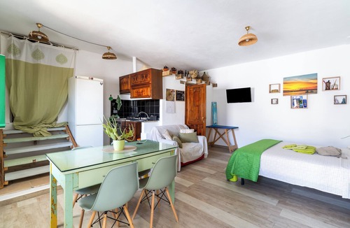 Montesano Salentino Apartment | Studio Apartment 'Curte Verde' with Private Terrace, Wi-Fi and Air Conditioning