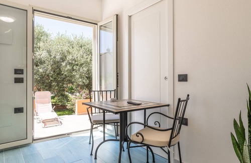 Villa San Pietro Apartment | Studio Apartment 'Villa Erica Appartamento Erica' with Mountain View, Wi-Fi and Air Conditioning
