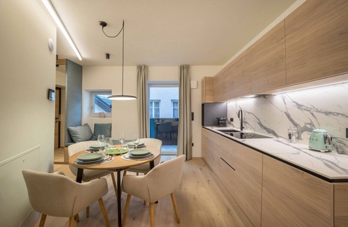 Old Town Apartment | Studio Apartment 'Avia Living Teresa' with Mountain View and Wi-Fi