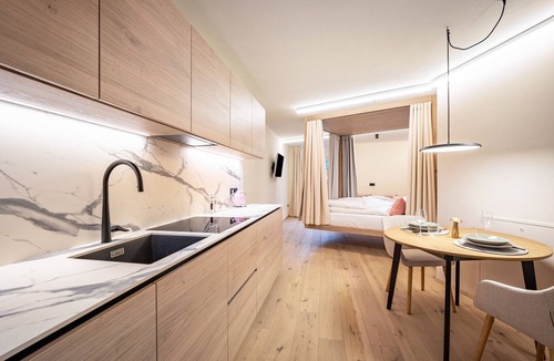 Old Town Apartment | Studio Apartment 'Avia Living Anna' with Mountain View, Balcony and Wi-Fi