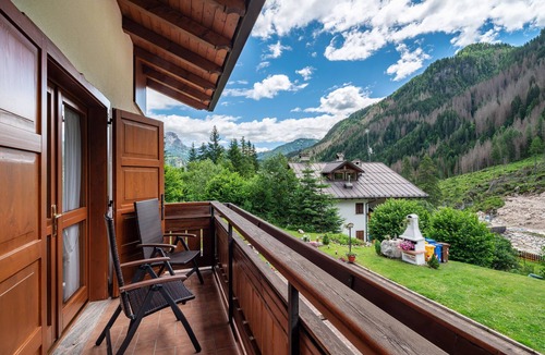 Rocca Pietore Apartment | Studio Apartment 'Appartamento Monolocale 4' with Mountain View, Shared Garden and Wi-Fi