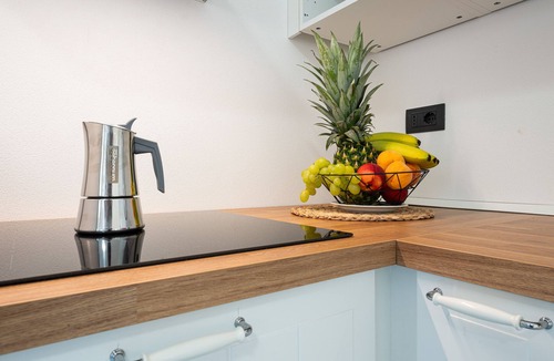 Villa San Pietro Apartment | Studio Apartment 'Villa Erica Appartamento Lesley' with Mountain View, Wi-Fi and Air Conditioning