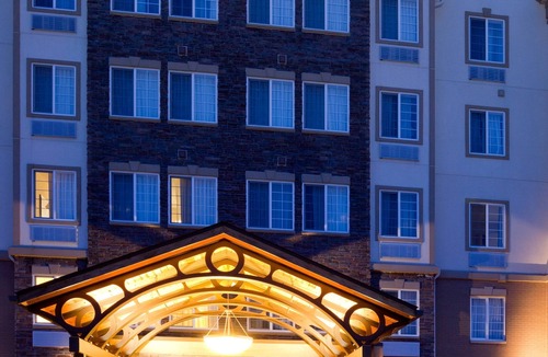 Franklin Apartment | Studio Close to the Airport! | Free Breakfast + Shared Hot Tub and Indoor Pool