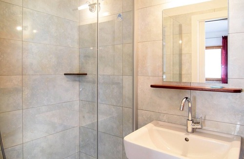 St. Pauls Apartment | Studio Apartment 'Peter Paul Penegal' with Mountain View and Shared Terrace