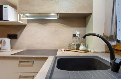 Maen Apartment | Studio 'Les Fleurs' with Wi-Fi