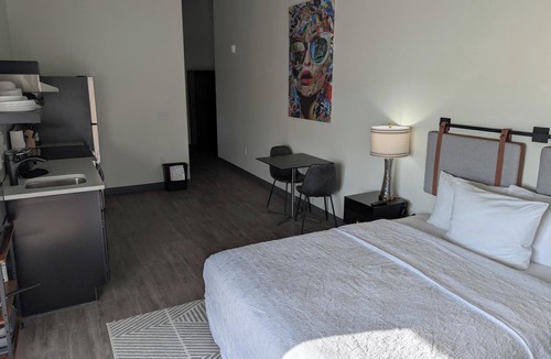 Madison Hotel | Studio Queen in the heart of downtown.