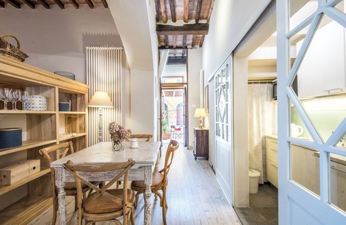 Radicondoli Apartment | Studio "Radicondoli" with Balcony & Wi-Fi