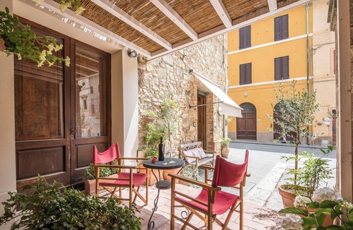 Radicondoli Apartment | Studio "Radicondoli" with Balcony & Wi-Fi