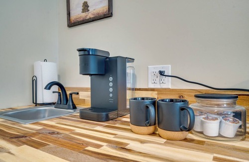 Treloar Apartment | Studio Stay w/Deck in Missouri Wine Country