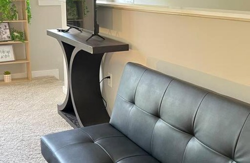 First Ward Apartment | Studio Townhouse in Uptown King Bed-Wi-Fi-Full Kitchen- Washer & Dryer