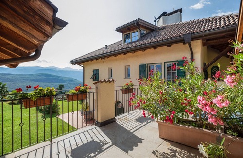 Caldaro Sulla Strada del Vino Apartment | Studio 'Vitis' with Mountain View, Private Terrace and Wi-Fi