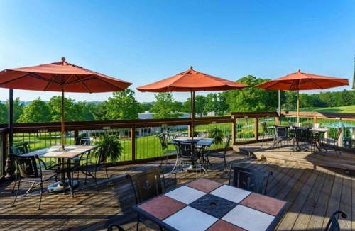 Cheat Lake Apartment | Studio w Pool, BBQ Area & Spa at Lakeview Golf Hotel