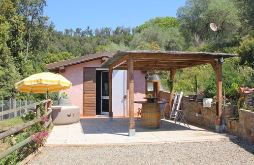 Castiglione della Pescaia House | Stunning private villa for 3 people with A/C, hot tub, TV, veranda, pets allowed and panoramic v.