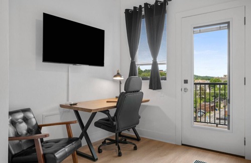 Shadyside Apartment | Stunning 3BR Penthouse Suite| 2 decks| A+ Location