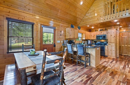 Murphy Cabin | Stunning chalet close to Murphy. Hot Tub, Fire Pit, Dog Friendly, Ample Parking