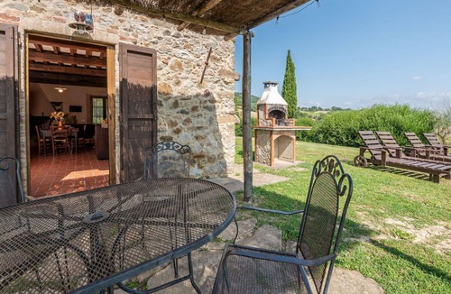 Cinigiano House | Stunning private villa with A/C, WIFI, private pool, TV, patio, pets allowed and panoramic view