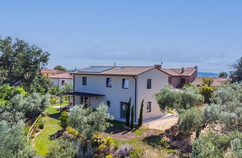 Montisi Villa | Stunning private villa for 6 guests with A/C, WIFI, private pool, TV and patio