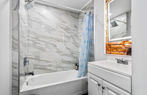 Delair Apartment | Stunning Tacony 2bd - Private Parking