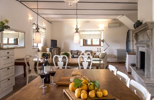 Schifanoia Villa | Stunning Umbrian Farmhouse and infinity pool with views of the valley D'orza