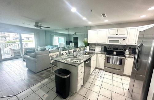 Heron Harbour Isle Condo | Stunning Waterfront 3BR condo with Pools! Discount AND linens for 7 nights!