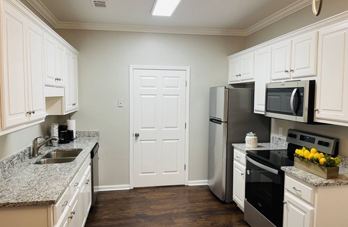 Buford House | Stylish & Cozy 3bed Retreat with modern amenities!