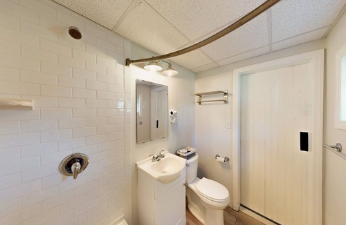 Cape May Court House Hotel | Stylish Double Queen Room for Families and Friends